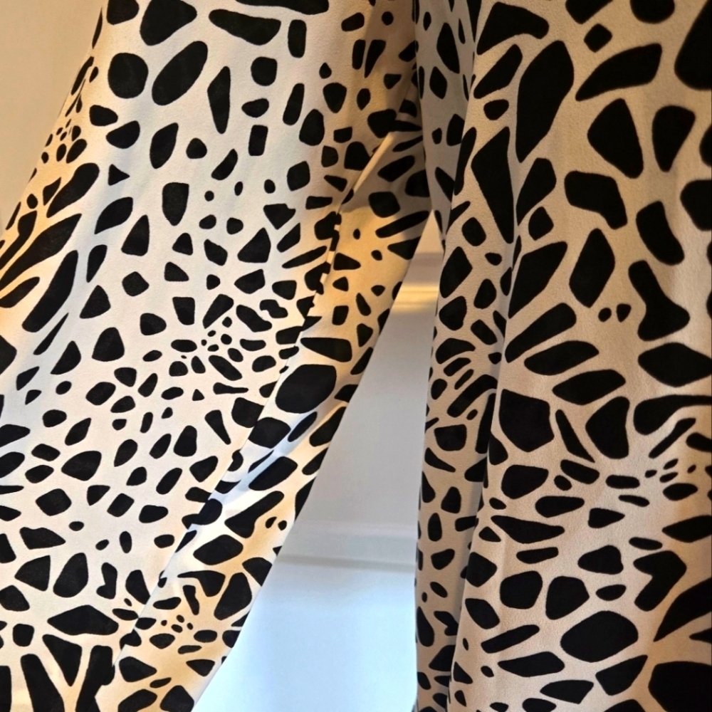 LOFT Animal Print V-Neck Blouse Balloon Style Sleeves sz Small - Picture 3 of 9